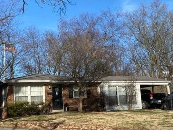 275 Saint Patrick Ln, Florissant, MO 63031