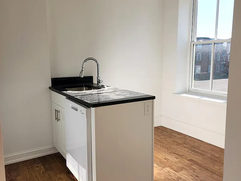 228 E Hanover St #4 — Photo 2