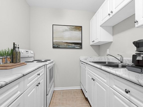 4th image of 55 King St W #1551675