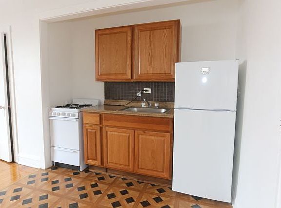 3rd image of 4604 N Beacon St APT 4C