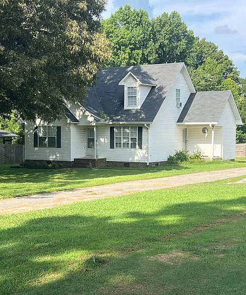 1416 Golfview Dr NE — Photo 1