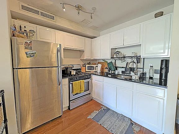 5th image of 960 Willoughby Ave APT 1P