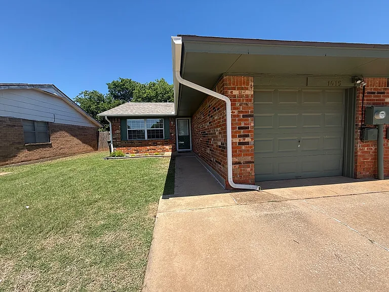 1015 W Swan Lake Ct — Photo 2
