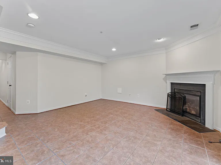 702 Anoosh Ct — Photo 6