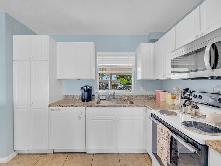 2401 Riverbluff Pkwy #V-240 — Photo 12