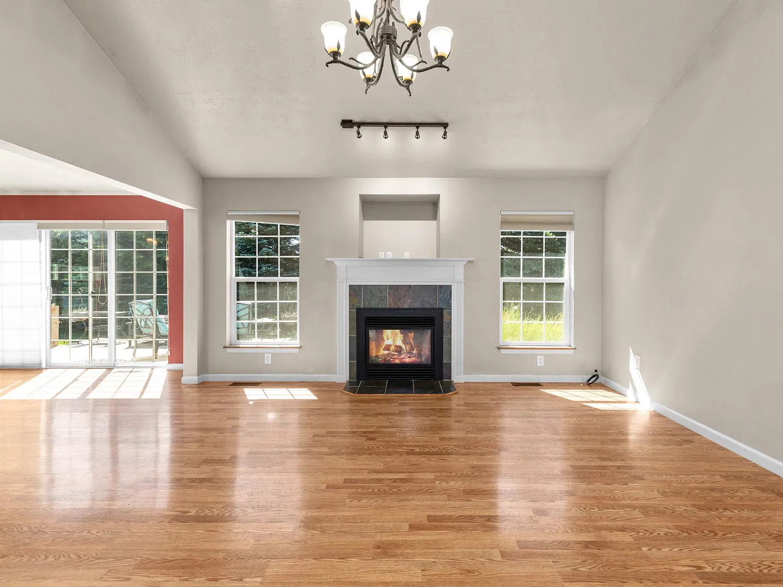 6 bed, 3320 sqft, $3,000 — Photo 2