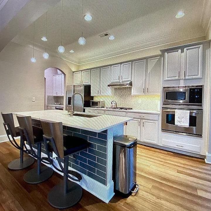 Updated Kitchen! Awesome swivel barstools.