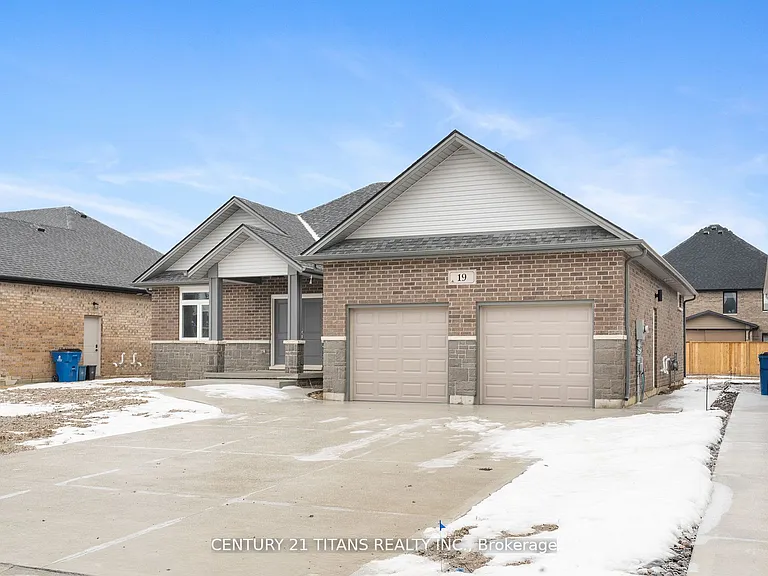 19 Tracy Dr — Photo 3