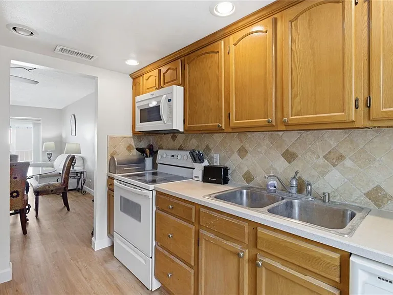 2060 Marilyn St #207 — Photo 3