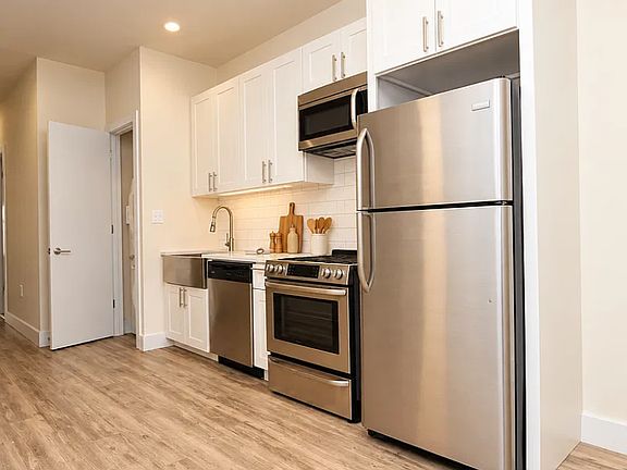 3rd image of 260 Cornelia St #3B