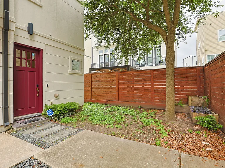 2212 Stuart St — Photo 4