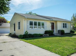 915 1st St SW, Waverly, IA 50677