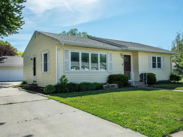915 1st St SW, Waverly, IA 50677