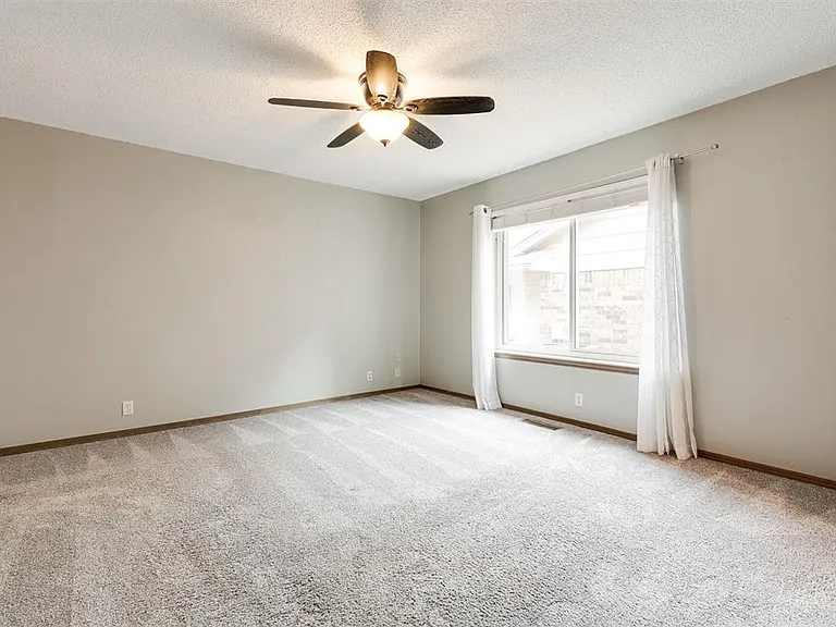 320 Elwood Dr — Photo 16