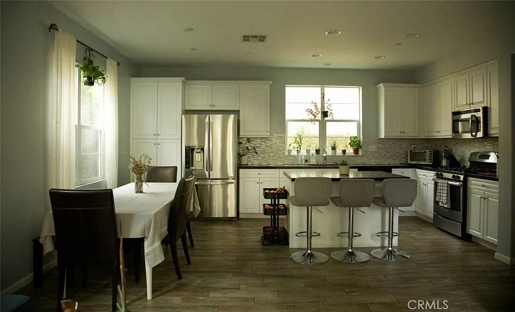 4 bed, 1719 sqft, $4,150 — Photo 4