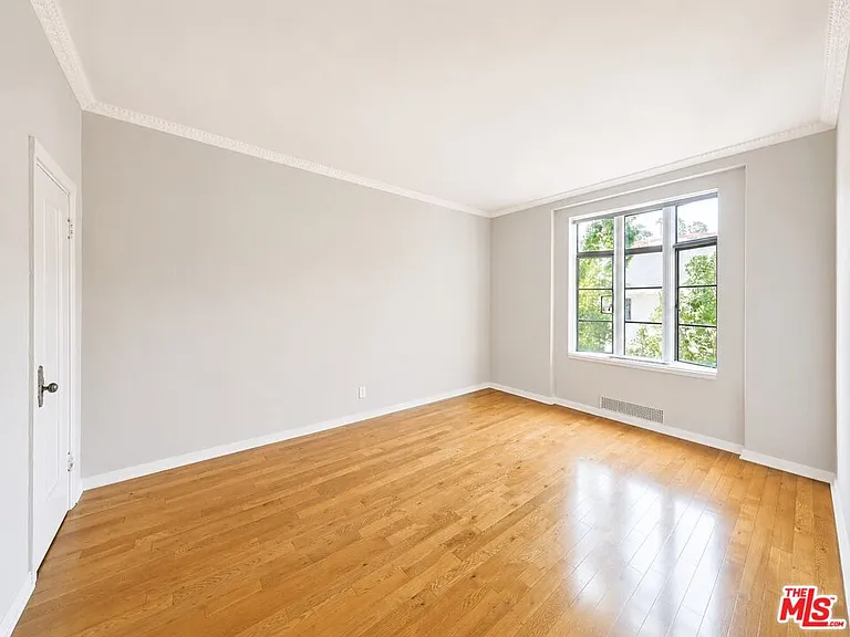1314 N Hayworth Ave #303 — Photo 23