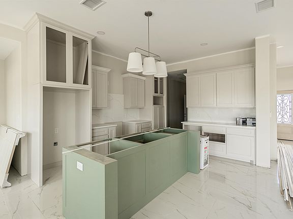 5th image of 204 Persimon Dr