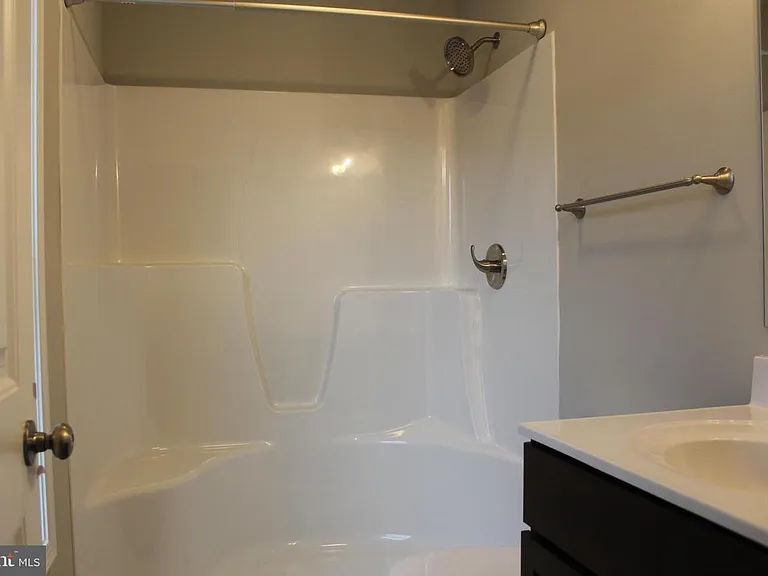 644 N College St — Photo 8
