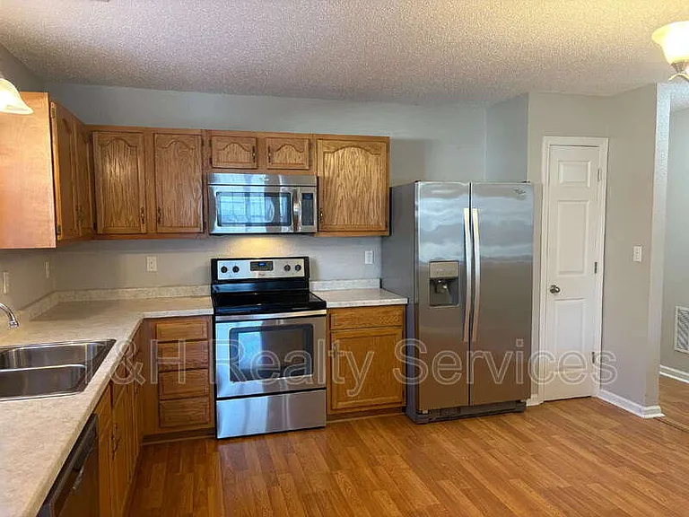 636 Locust Grove Ln — Photo 8