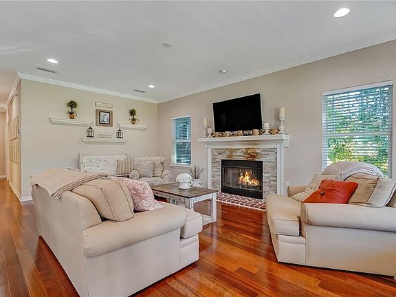 5th image of 3759 Glencove Ave