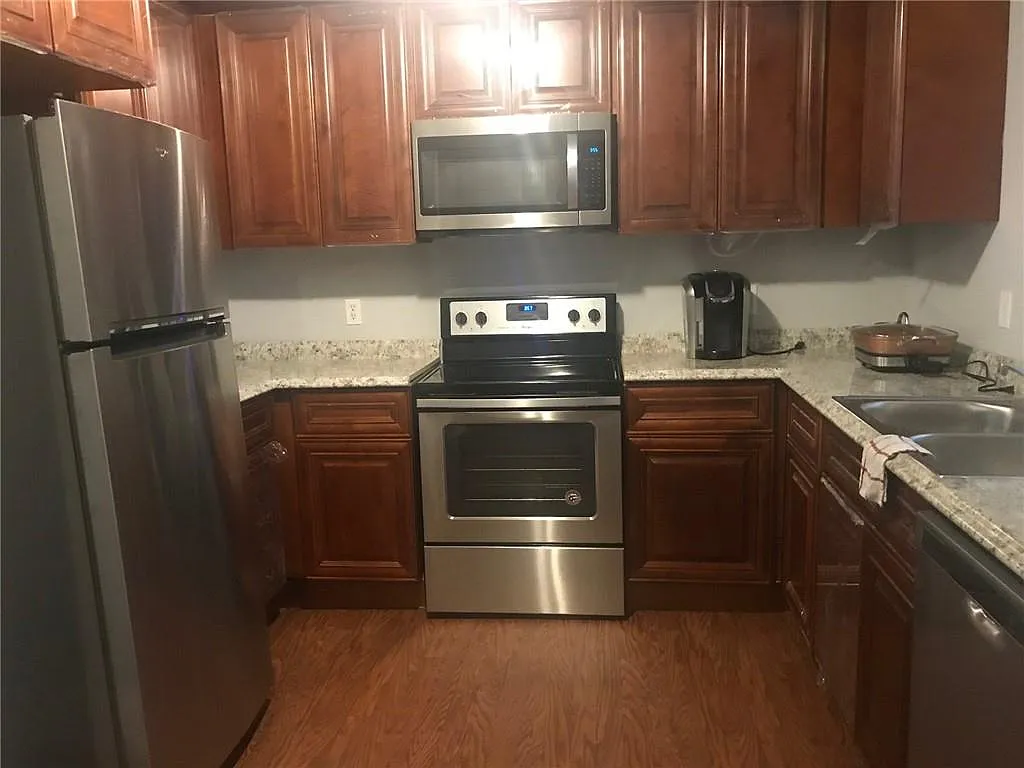 1 bed, 1.0 bath, 4080 sqft, $890 — Photo 2