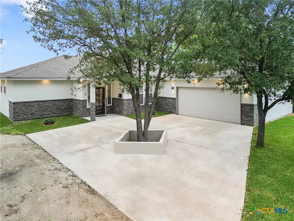 4 bed, 3.0 bath, 1957 sqft, $3,300 — Photo 3
