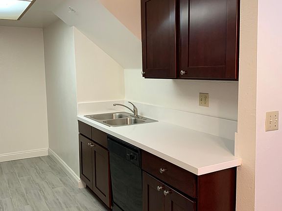 5th image of 2200 W Larch St #B