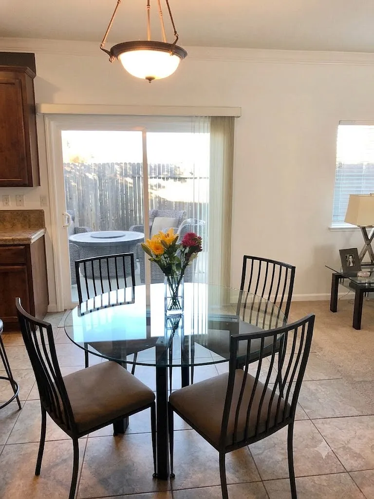 3 bed, 2.5 bath, 1884 sqft, $2,950 — Photo 3