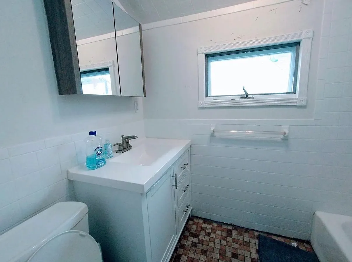 4 bed, 9999 sqft, $5,400 — Photo 1