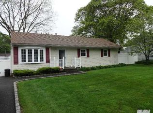 14 Charles St, Selden, NY 11784