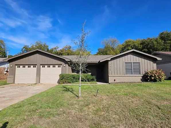 7425 S College Cir, North Richland Hills, TX 76180