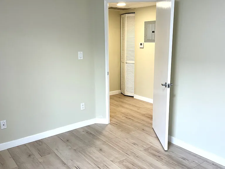 520 W Elk Ave #201 — Photo 10