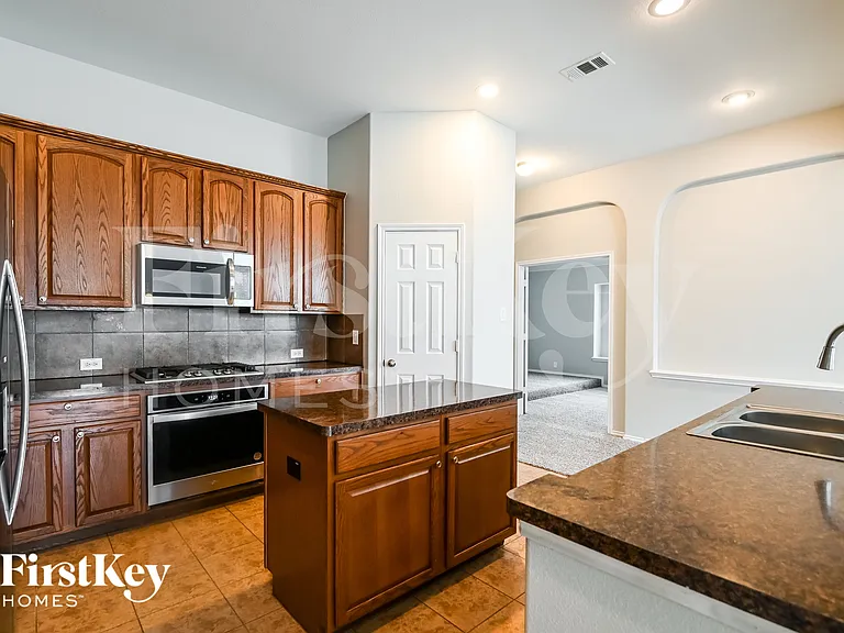 824 Trailwood Dr — Photo 6