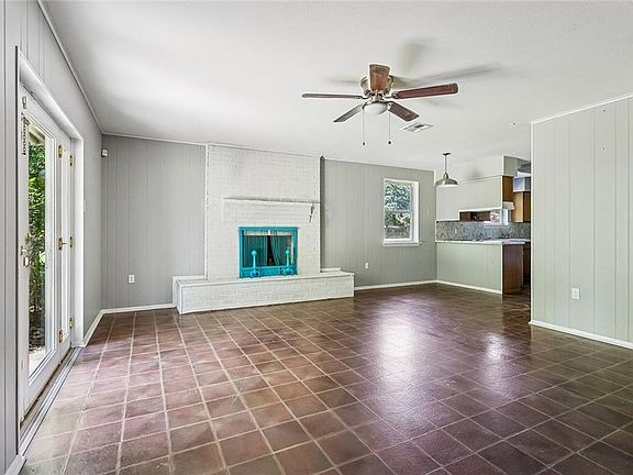 3rd image of 113 W Pinewood Dr
