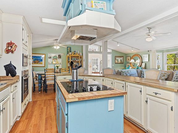 4th image of 426 Sand Dollar Ct.