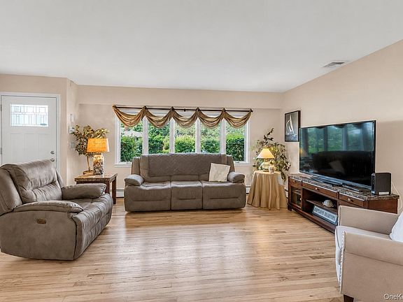 5th image of 481 Bayport Avenue