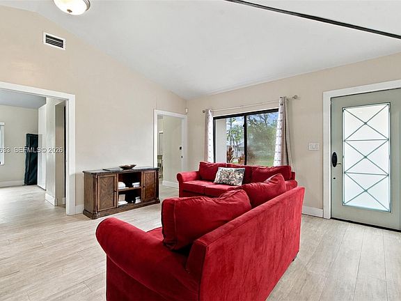 4th image of 565 East Dr