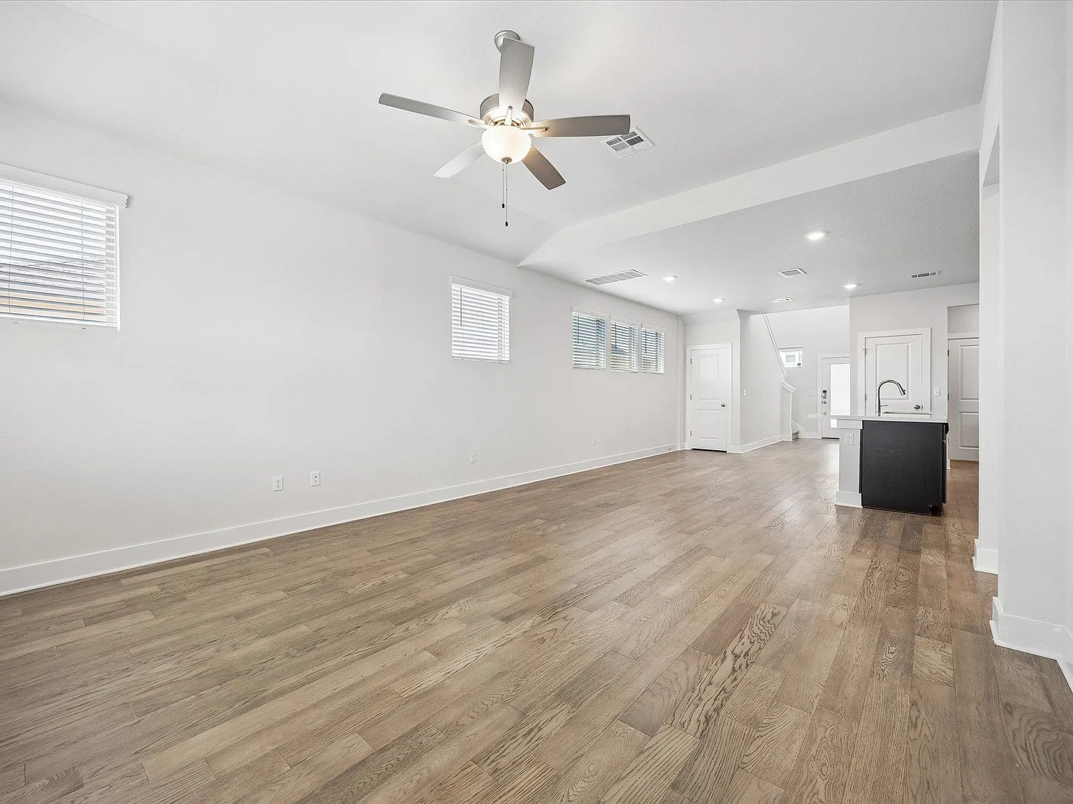 3 bed, 2.5 bath, 1973 sqft, $2,500 — Photo 4