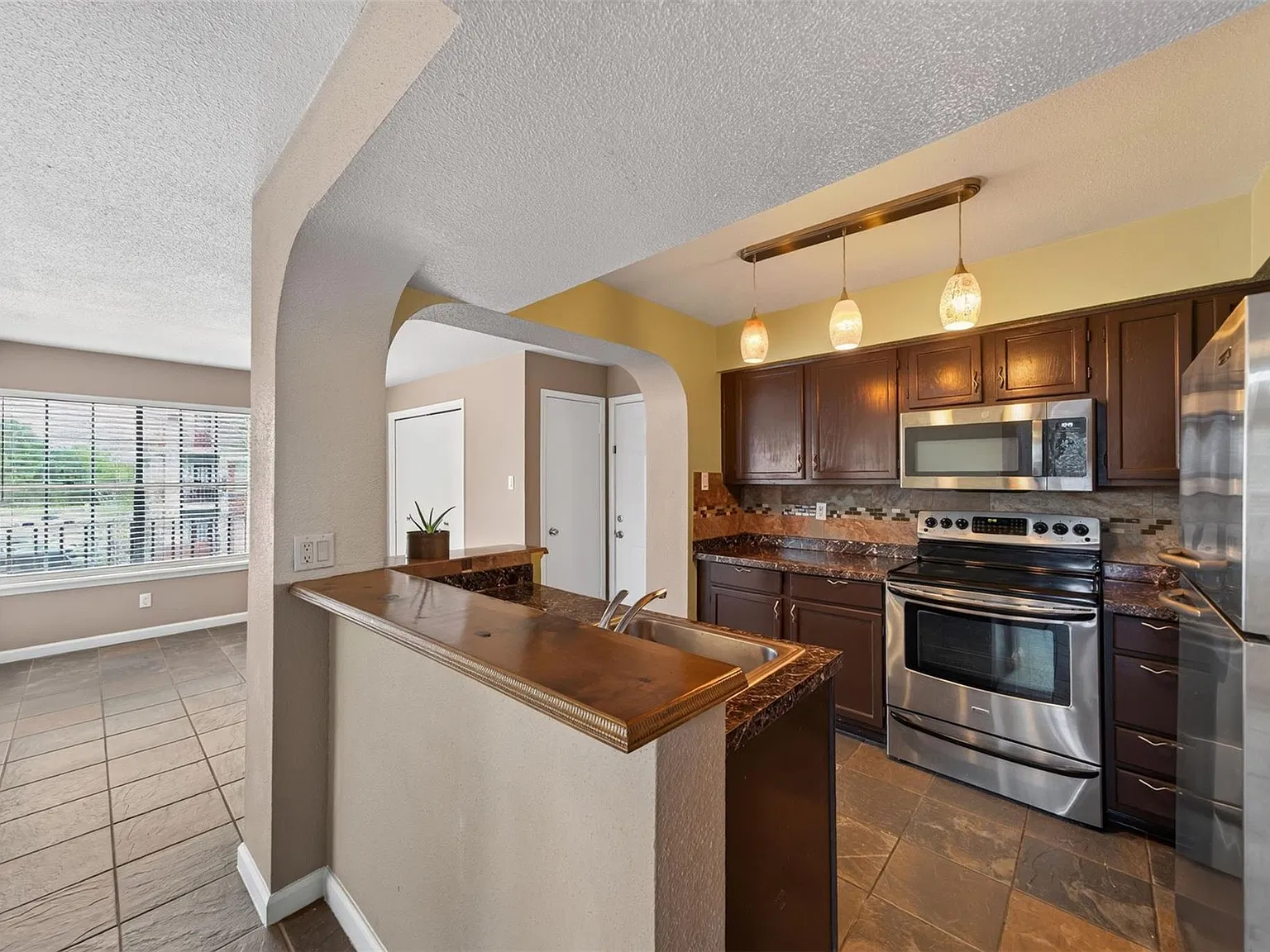 2 bed, 2.0 bath, 982 sqft, $1,300 — Photo 2