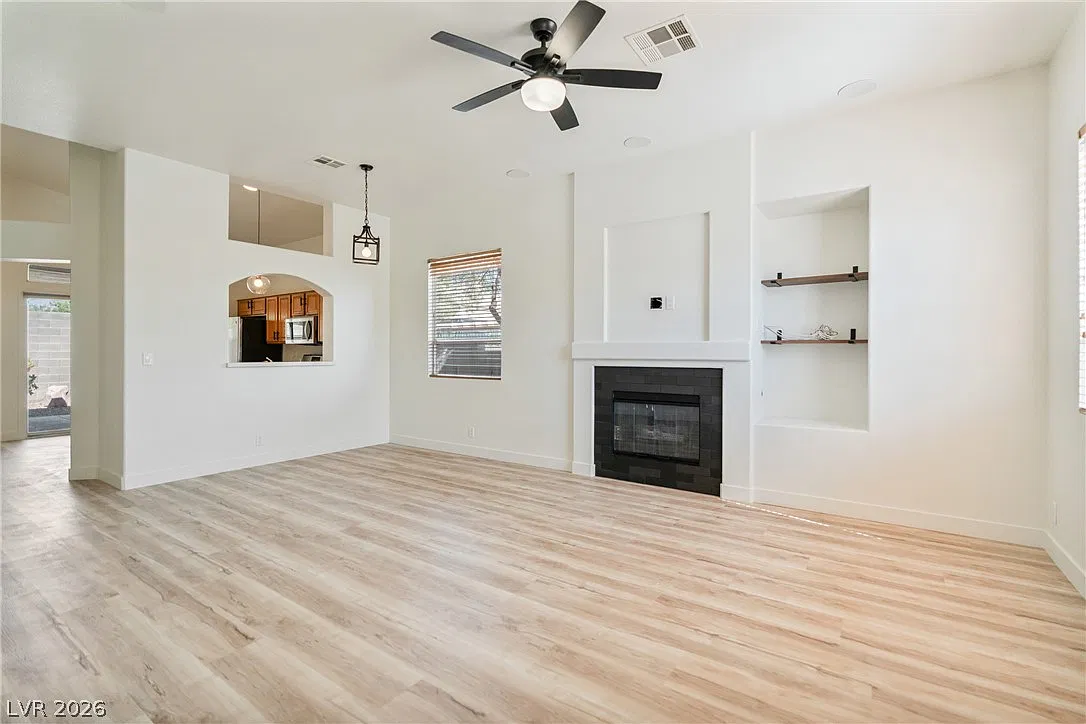 3 bed, 2.0 bath, 1207 sqft, $2,195 — Photo 2