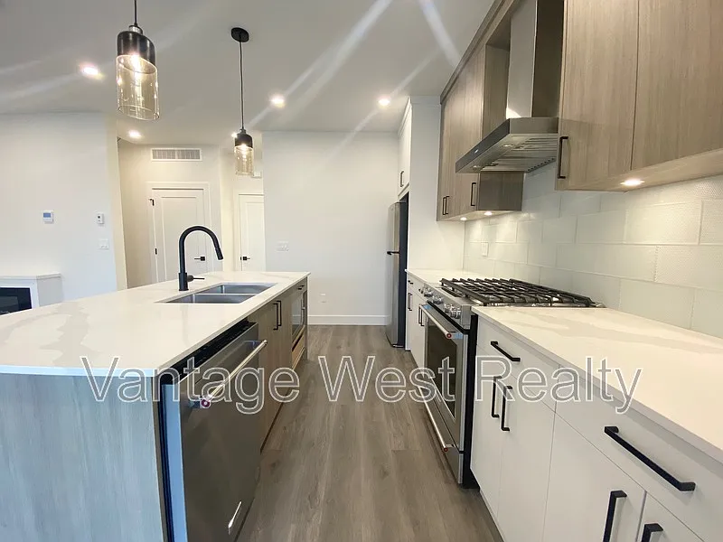 3 bed, 2.5 bath, 1650 sqft, $3,258 — Photo 4