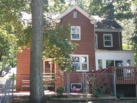 3rd image of 819 White Oak Dr