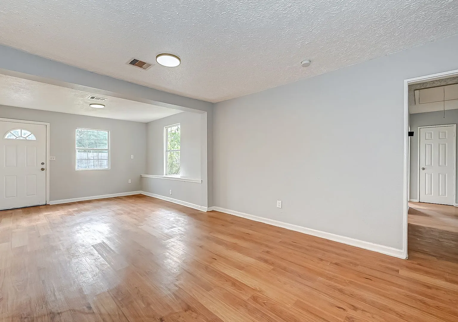 Spacious 4-Bedroom, 2-Bath Home in South Houston Convenient Location! — Photo 3