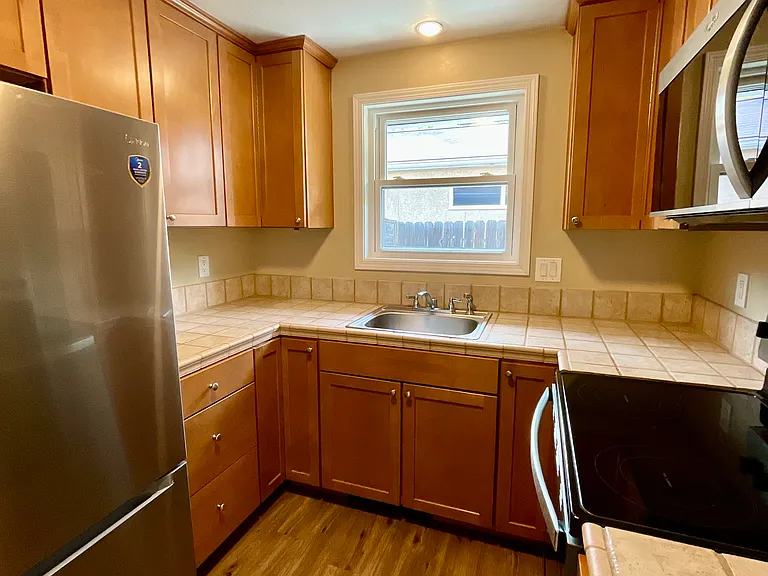 1409 E State St — Photo 5