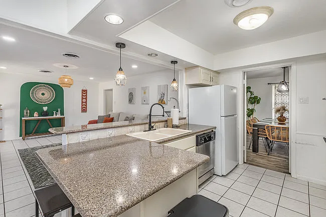 2404 Crestview Cir — Photo 9