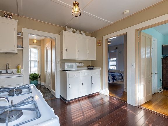 3rd image of 42 Woodlawn St
