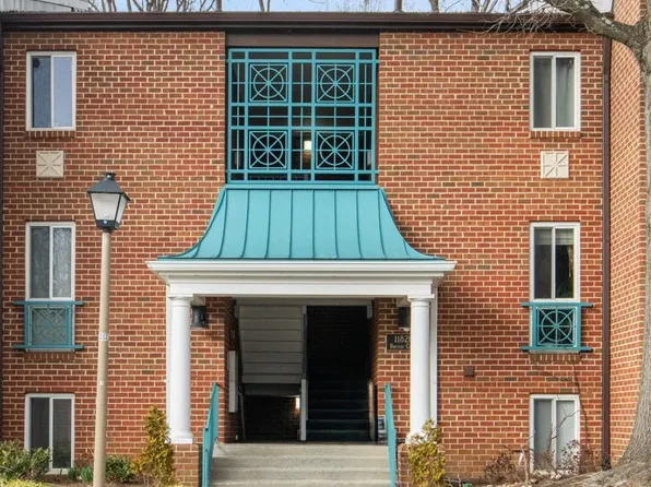 11820 Breton Ct APT 12B, Reston, VA 20191