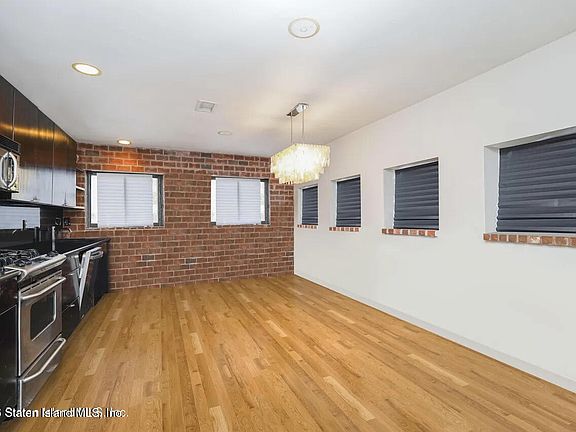 3rd image of 703 Bay St