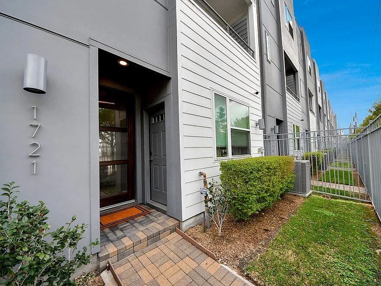 1721 Eado Point Ln — Photo 2