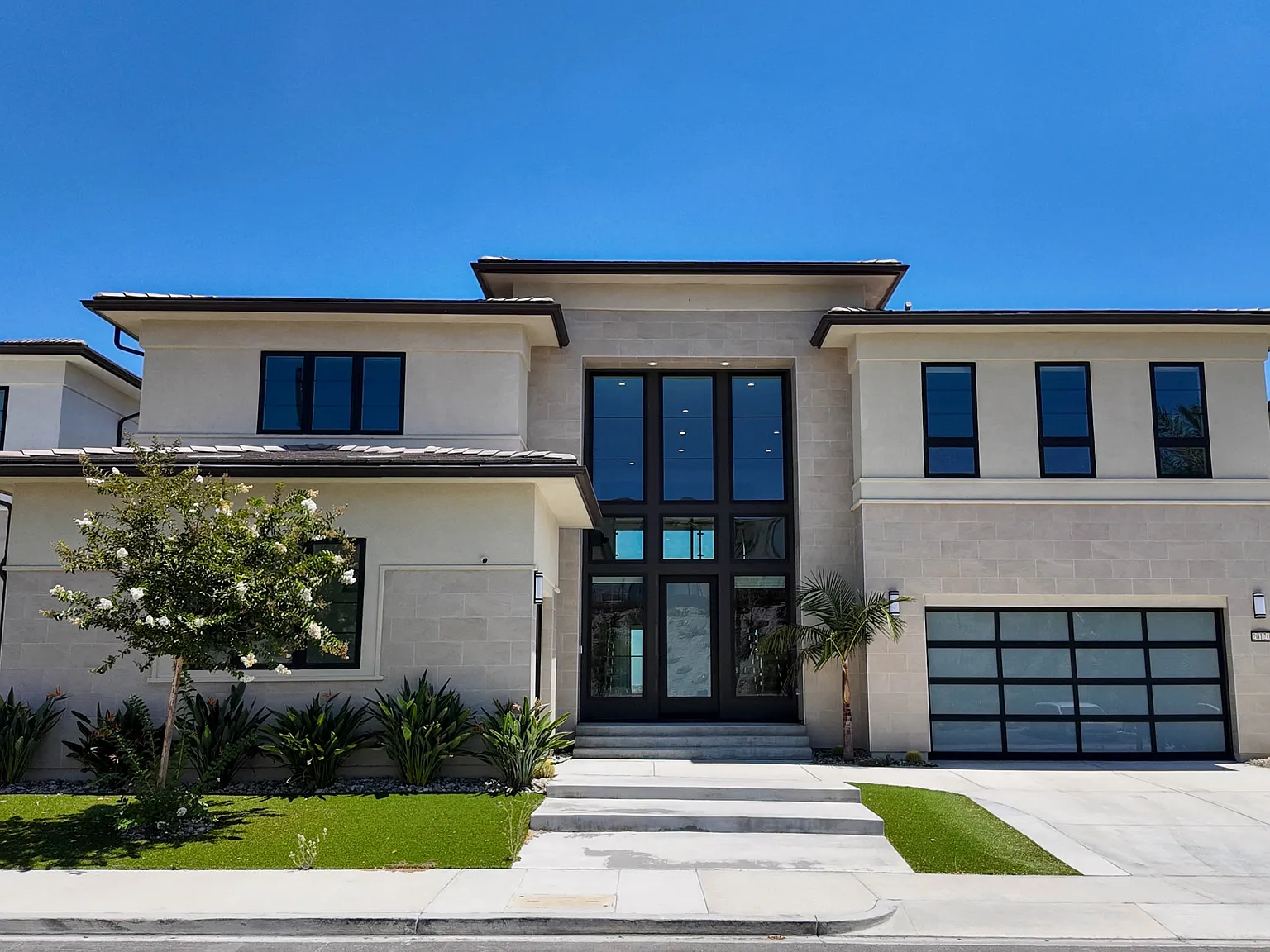 5 bed, 5750 sqft, $11,500 — Photo 1